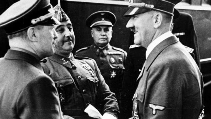 El general Francisco Franco saludando a Adolf Hitler. / life