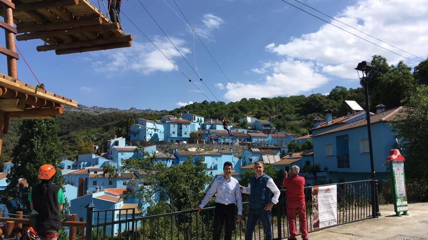 El alcalde de Júzcar, Francisco Lozano, y el presidente de la Diputación, Elías Bendodo, junto a una tirolina.