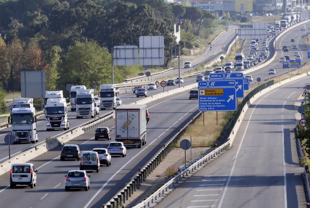 Marxa lenta de camions a la N-II al seu pas per Aiguaviva