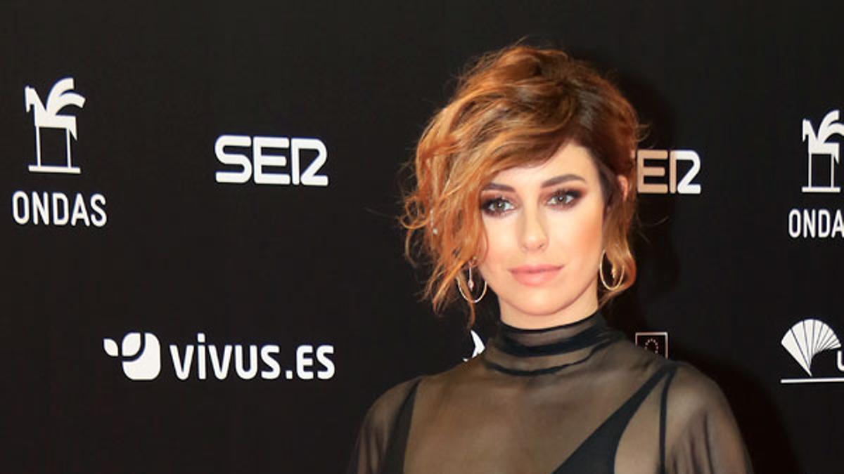 Blanca Suárez con un original peinado para pelo corto y vestido negro en los Premios Ondas