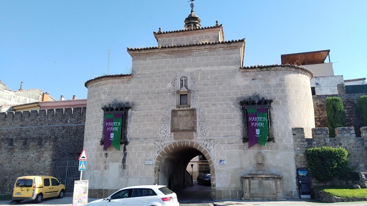 Plasencia se engalana para el Martes Mayor con pendones y banderas.