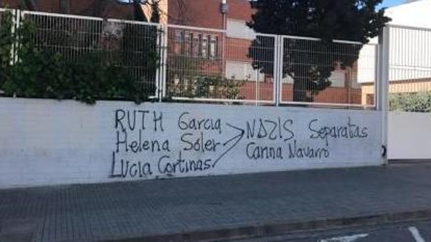 Pintades contra els docents de Sant Andreu investigats per la Fiscalia