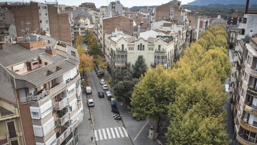 Una vista del carrer d&#039;Àngel Guimerà de Manresa des d&#039;un edifici de la plaça de Crist Rei.