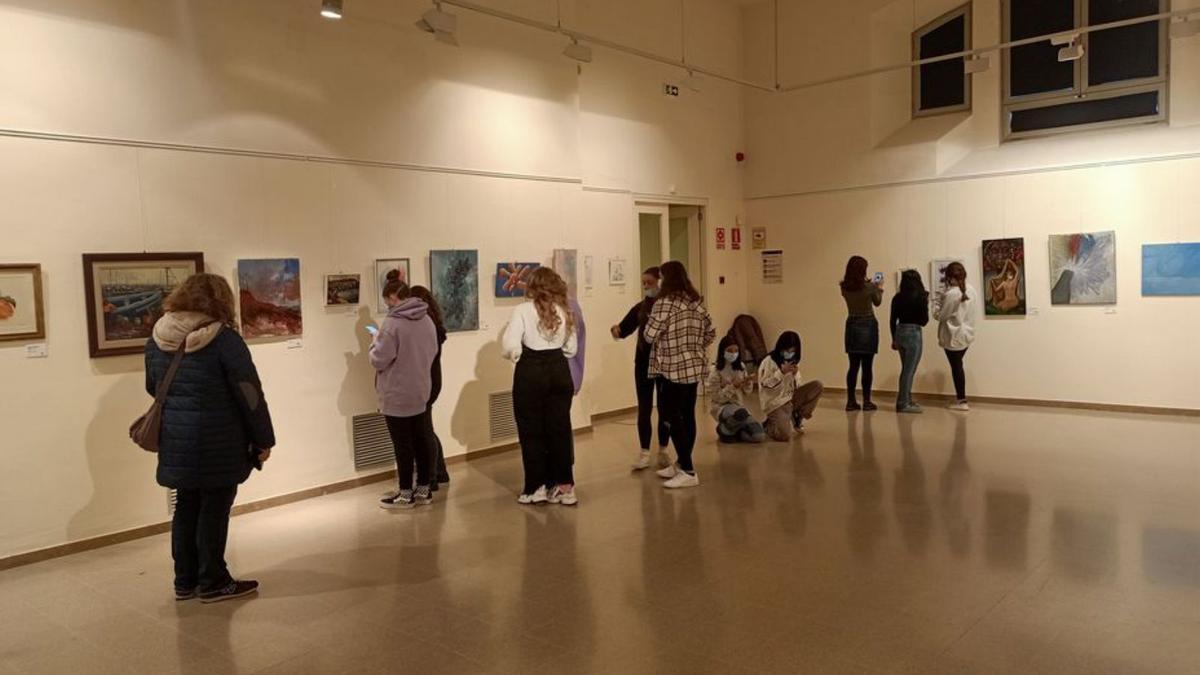 L’Aula d’Arts de Cal Gravat visita l’exposició de pintures contra el càncer | ARXIU PARTICULAR