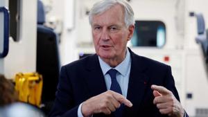 Michel Barnier visita la seu del SAMU de París en la seva primera visita oficial com a primer ministre.  | LUDOVIC MARIN / AFP