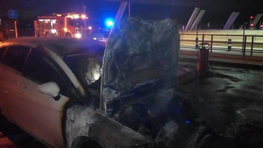 Arde el coche de un empleado de la AP-7 en San Vicente