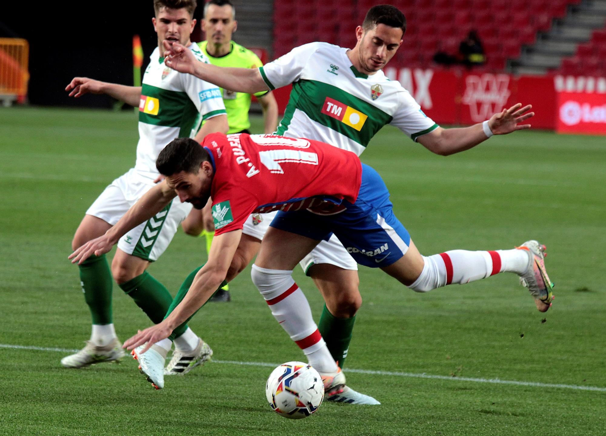 Granada - Elche: El Elche deja pasar el tren (2-1)