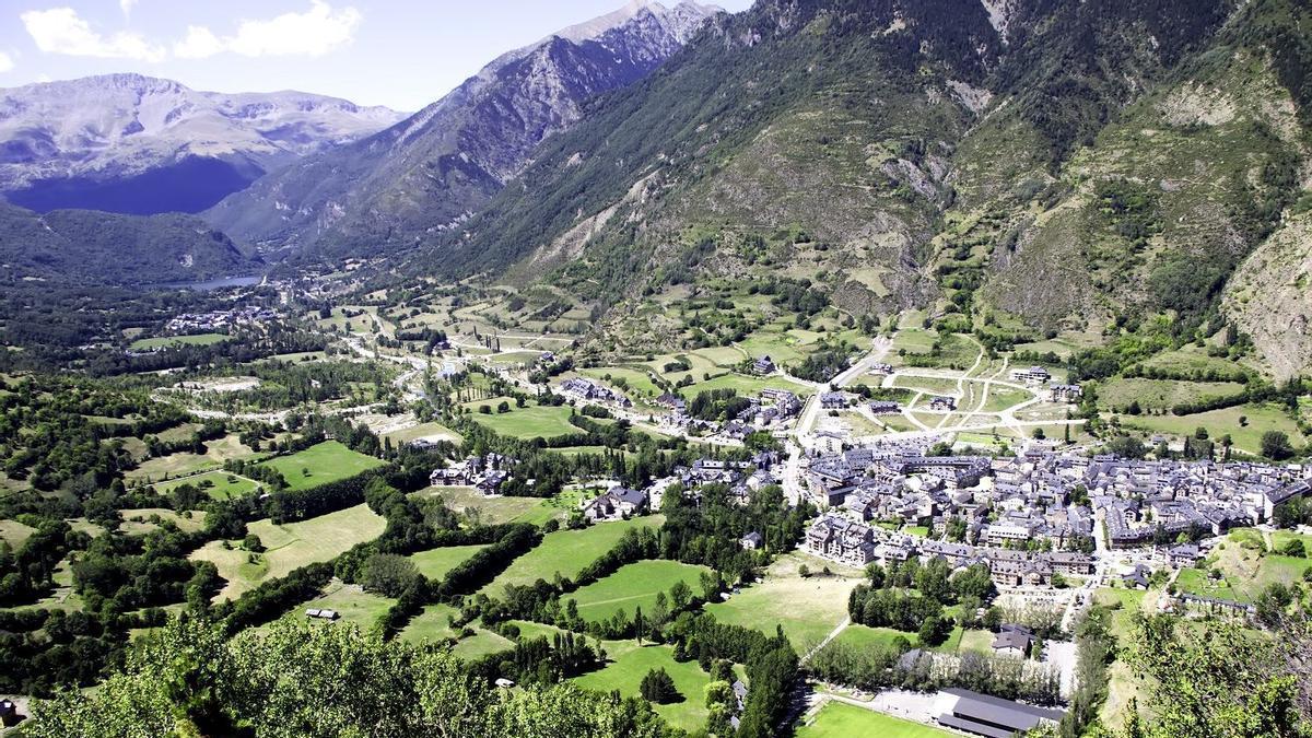 Vista del valle y del municipio de Benasque.