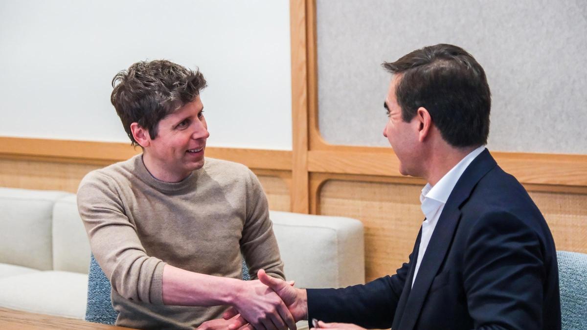Archivo - Carlos Torres Vila, presidente de BBVA, y Sam Altman, CEO y cofundador de OpenAI
