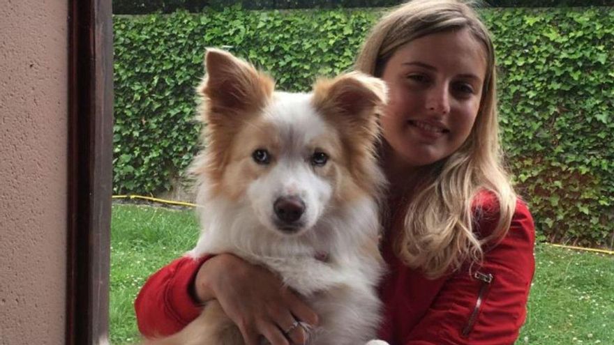 La joven Claudia González, con su mascota.