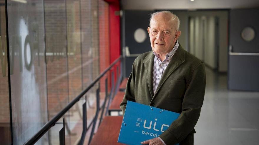 Miguel Ángel Gallo, l’estudiant de 92 anys que escriu una tesi doctoral sobre art a mà: «Li dedico sis hores diàries»