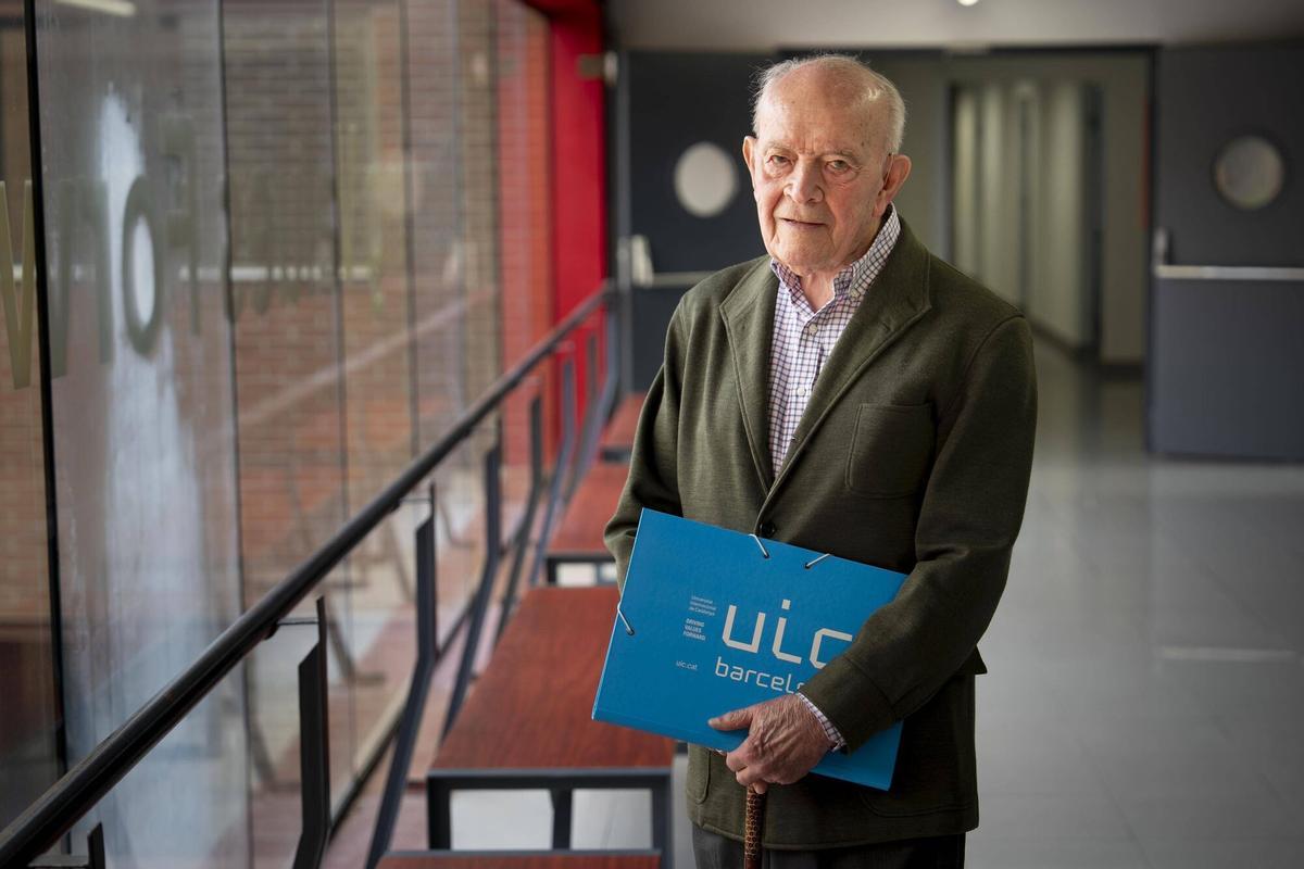 Miguel Ángel Gallo, l’estudiant de 92 anys que escriu una tesi doctoral sobre art a mà: «Li dedico sis hores diàries»