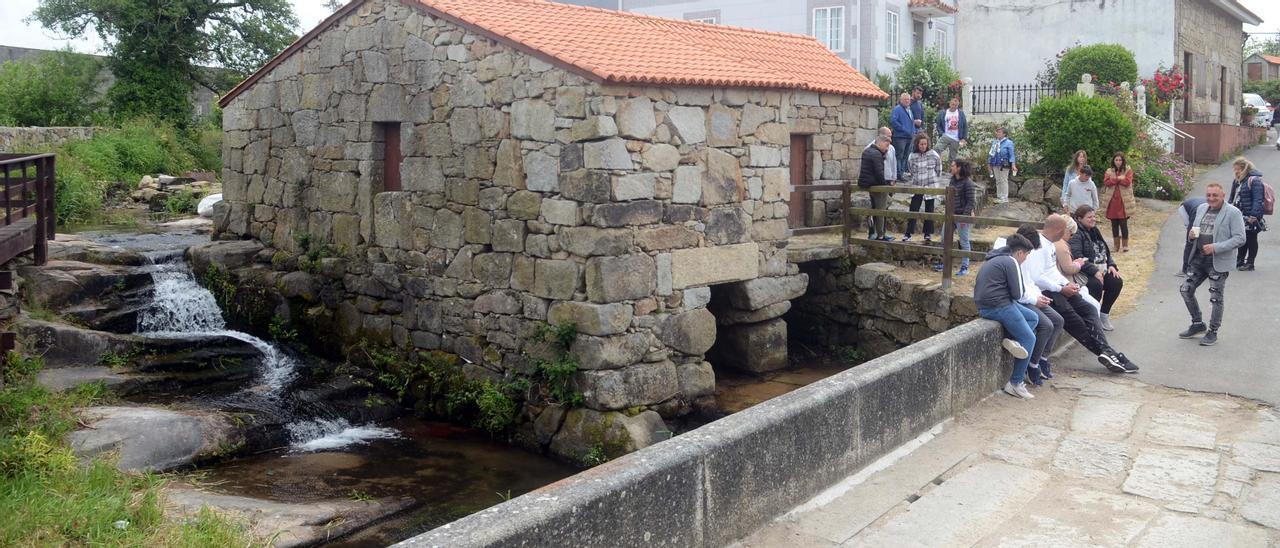 Asistentes a la &quot;I Xuntanza de San Isidro&quot;, en los molinos de Currás.