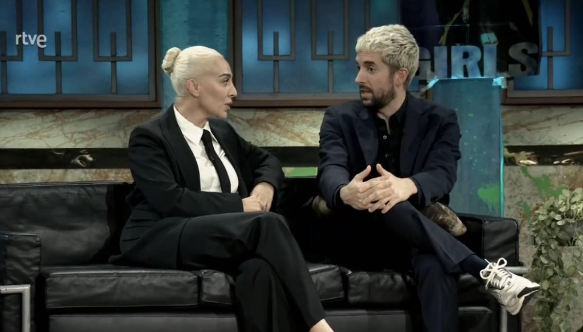 David Broncano y Mónica Naranjo sentados en el sofá del programa durante la entrevista