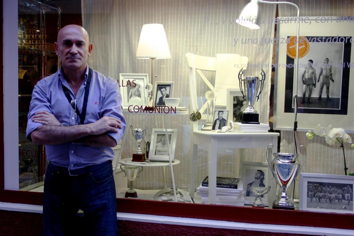 López Morales, delante de un escaparate, en una foto de 2011.