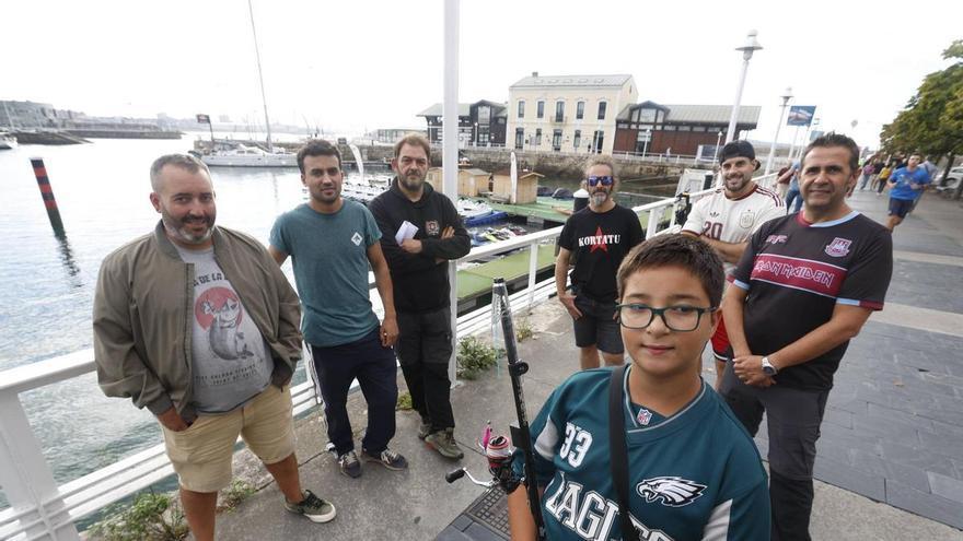 Cimavilla vuelve a tirar la caña: el barrio gijonés recupera el concurso de pesca de chipirón más de dos décadas después para rescatar "una tradición" marinera