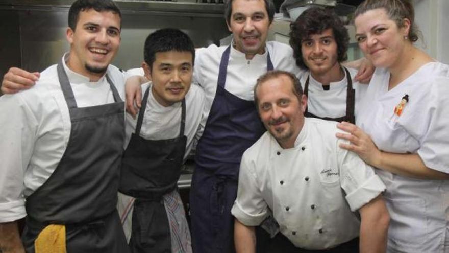 El equipo del Culler de Pau, en el momento de reabrir las puertas.  // Muñiz