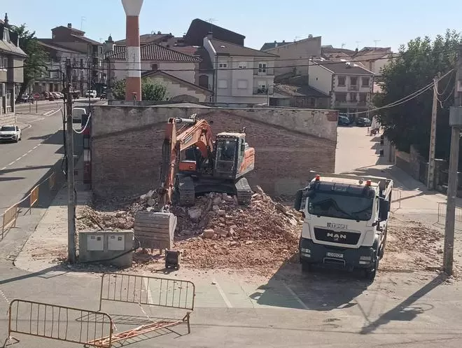 Alcañices derriba la antigua sede de Medio Ambiente para ampliar la plaza Alcalde Tomás Carrión