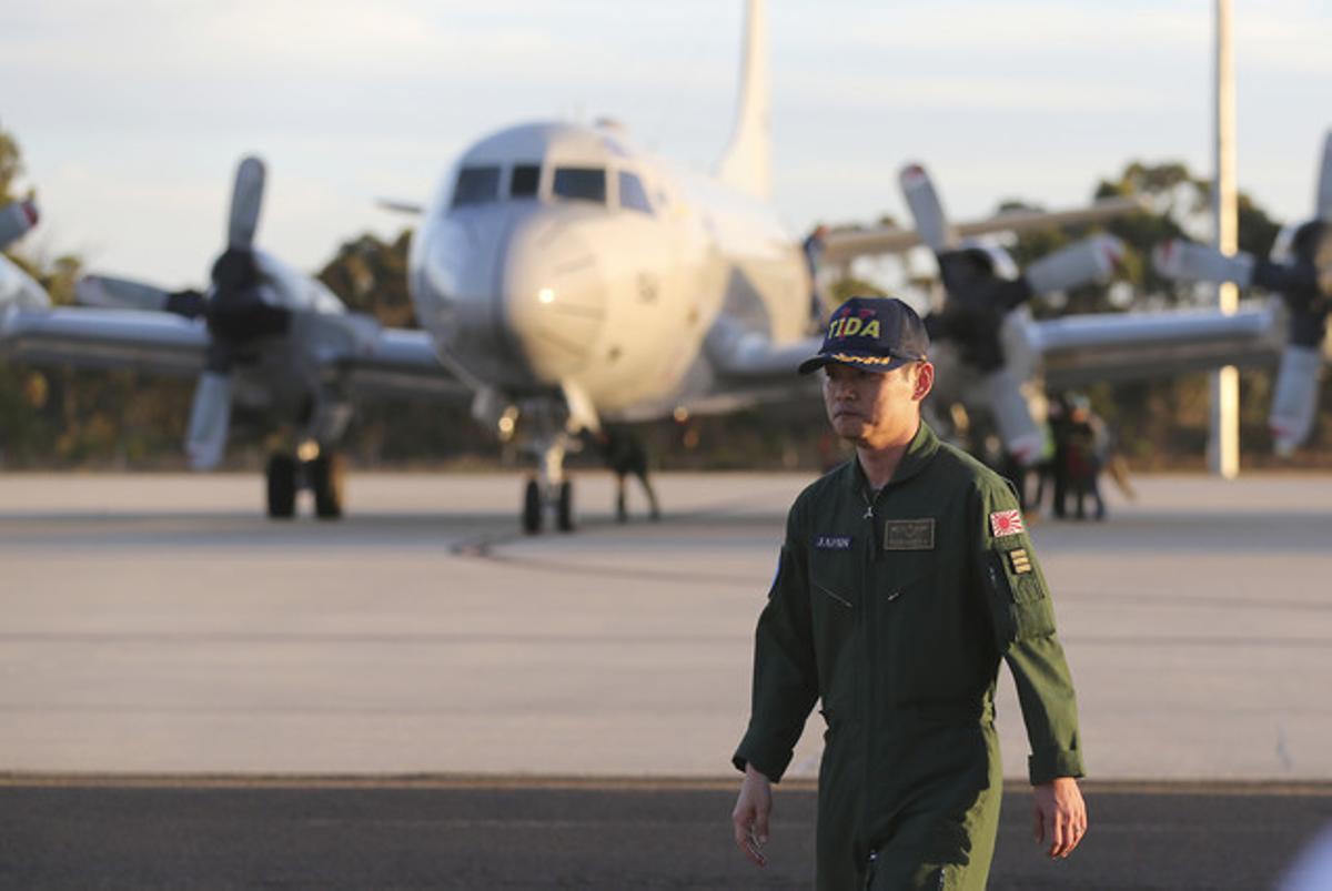 El comandant japonès Hidetsugu Iwamasa, a la pista de la Royal Australian Air Force Base Pearce, després de l’arribada dels avions de la Força Marítima d’Autodefensa del Japó per participar en la recerca.
