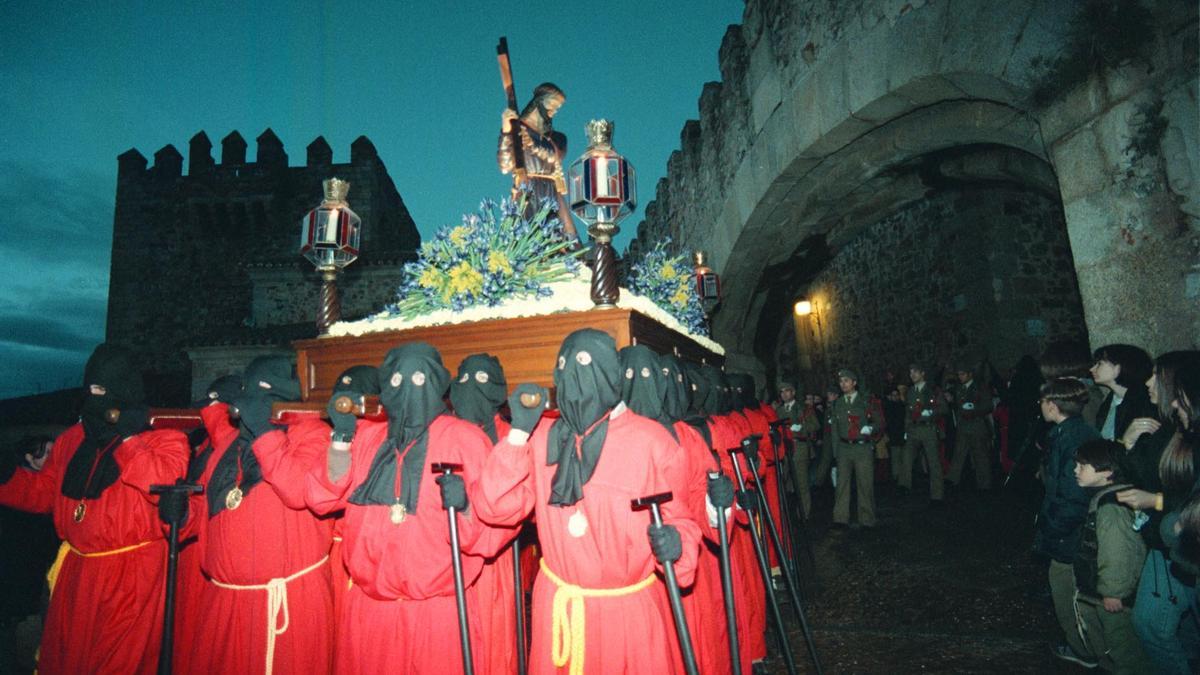 El Cristo de las Batallas, a su paso por el Arco de la Estrella al anochecer de Lunes Santo.