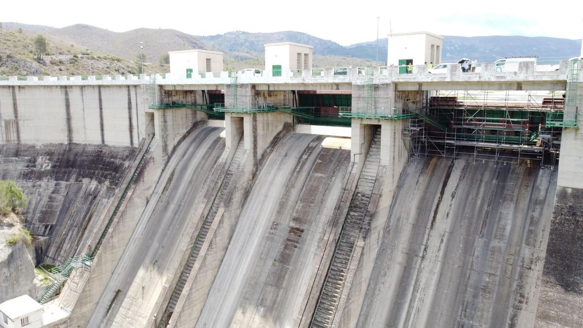 Las obras están comportando la modificación de las tres compuertas de la presa de Beniarrés