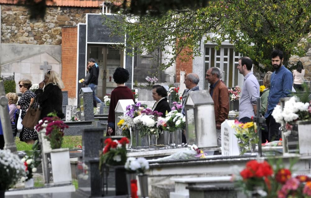 Día de Difuntos en el cementerio de Mieres