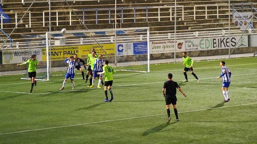 Una acció del partit disputat ahir a Vilatenim.