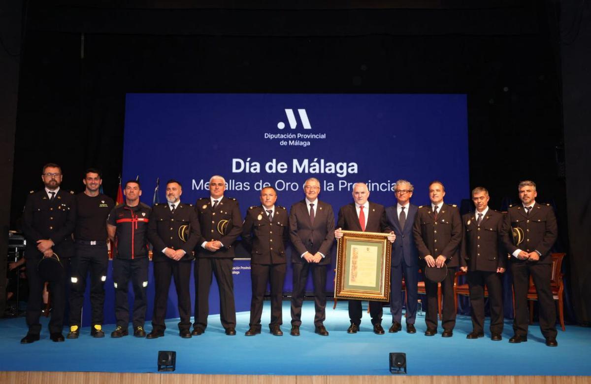 En las imágenes, los premiados en el Día de la Provincia, Pablo López, Francisco de la Torre, la Fundación El Pimpi, el Consorcio Provincial de Bomberos y Navarro Hermanos. Fotos: La Opinión