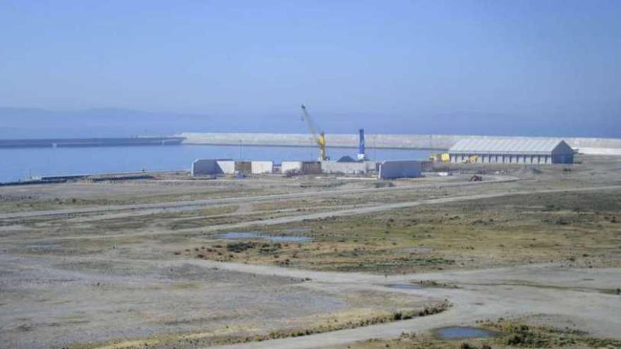 Vista parcial del puerto exterior de A Coruña en Punta Langosteira. La explanada en obras y los muelles, al fondo, vacíos. // Carlos Pardellas