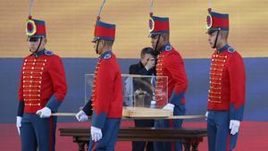 La espada de Bolívar custodiada por cadetes colombianos.