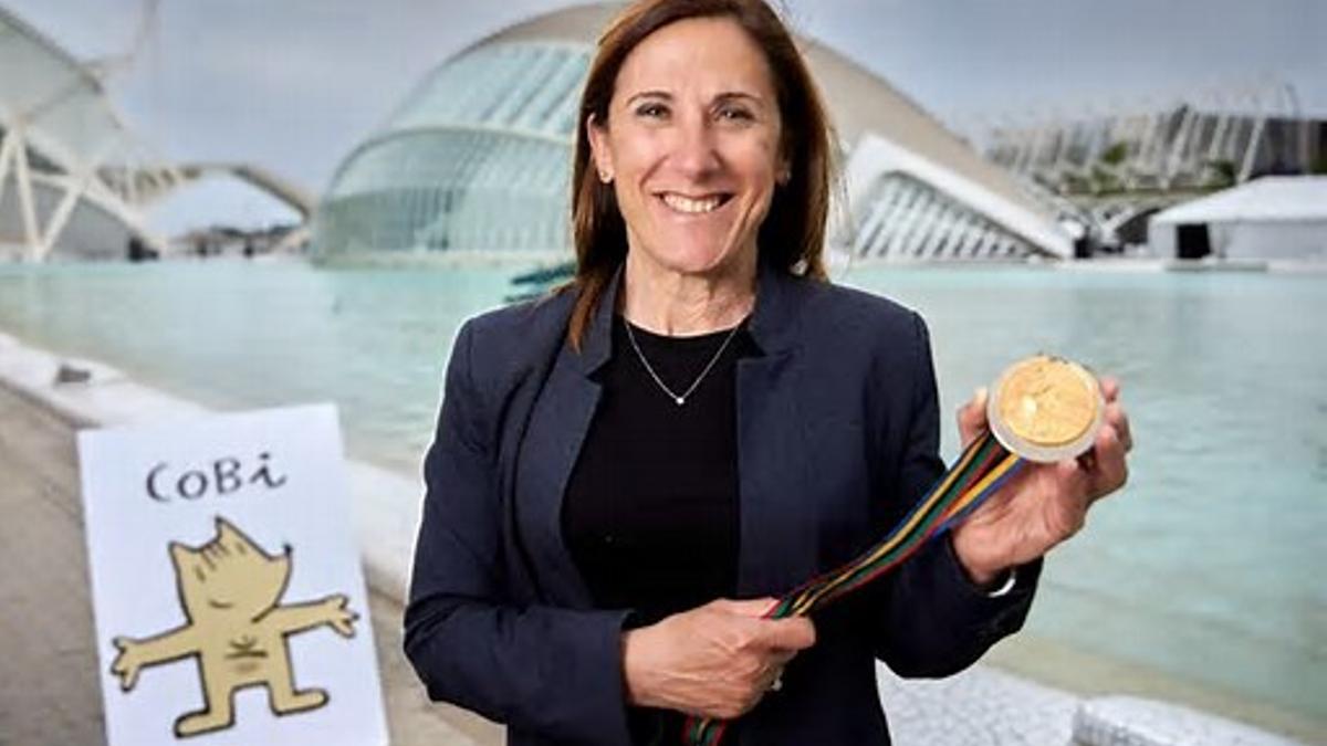 Almudena Muñoz posa con la medalla conquistada en Barcelona '2