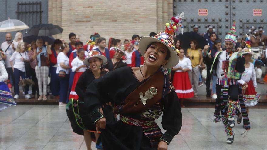 En imágenes | La lluvia no frustra (a medias) el taller de bailes del mundo y el flashmob jotero del festival Eifolk