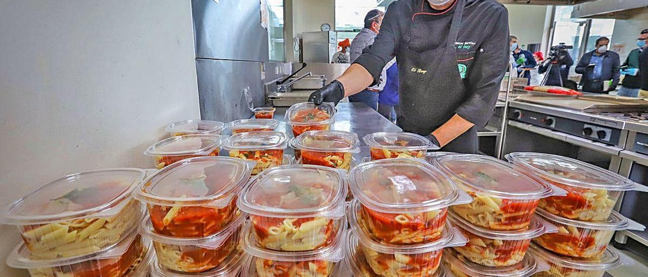 Preparación de menús en el CDT de Torrevieja, dentro de Alicante Gastronómica Solidaria.