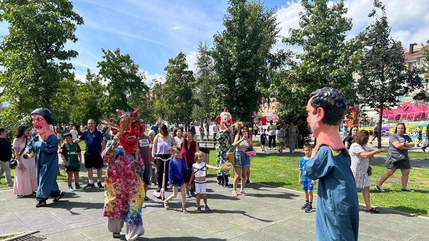 EN IMÁGENES: Desfile de cabezudos y día del socio en Santa Isabel de Lugones