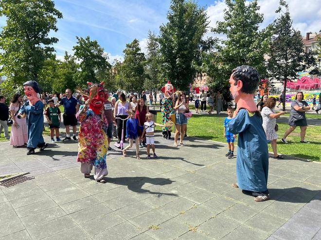 EN IMÁGENES: Desfile de cabezudos y día del socio en Santa Isabel de Lugones