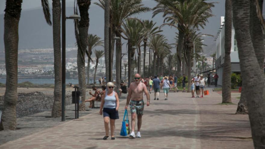 Turistas en Las Américas, en el municipio de Arona.