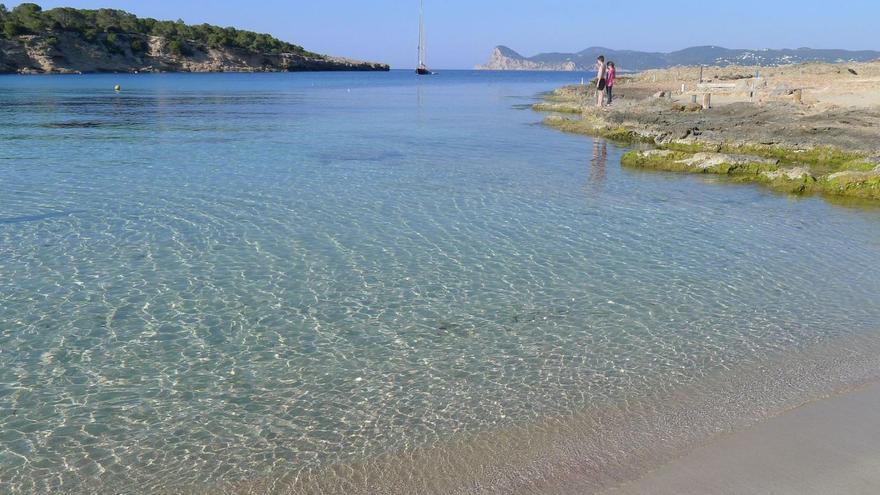 Cala Bassa con la silueta de es Cap Nonó al fondo. X.P.