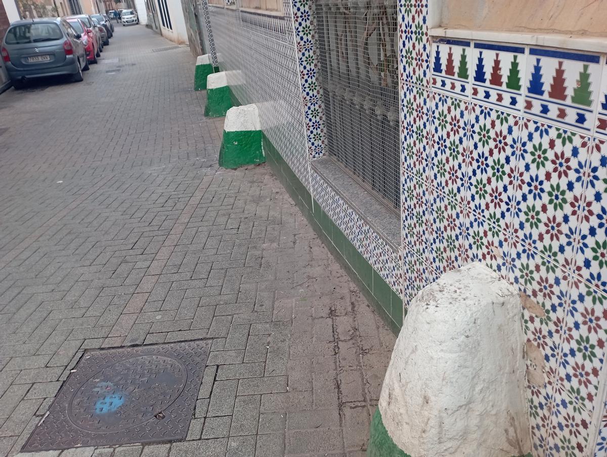 Protectores de ruedas de carros en el lateral de calle Zamorano.