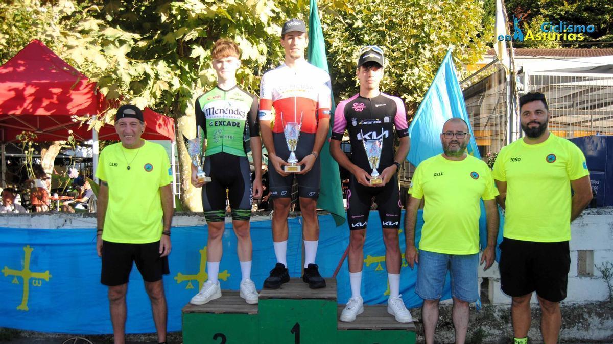 Los campeones de la categoría junior en el podium
