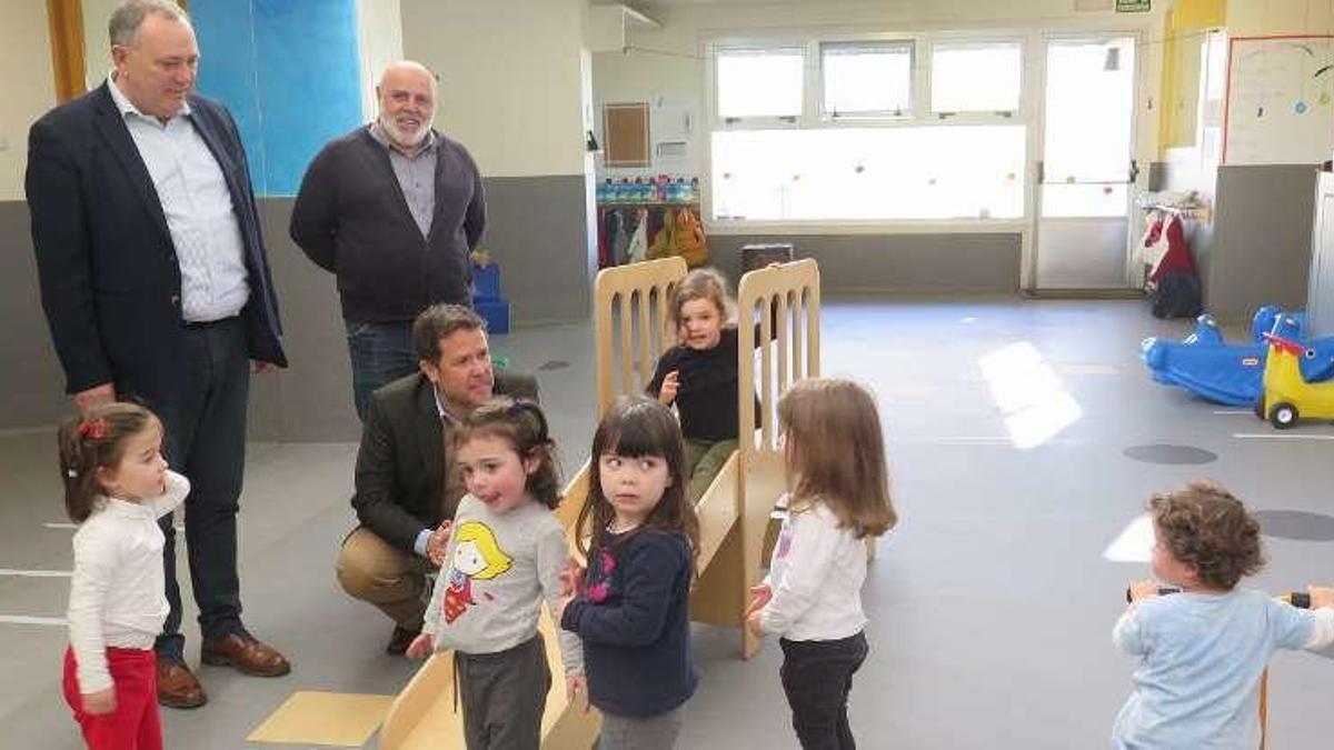 El gerente del Consorcio de Igualdade e Benestar visita la escuela infantil de A Laracha