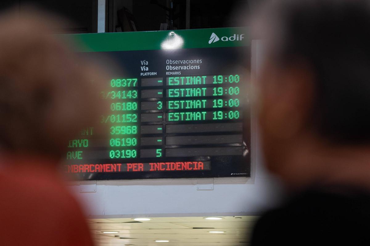 Caos e indignación entre los usuarios de la estación de Sants