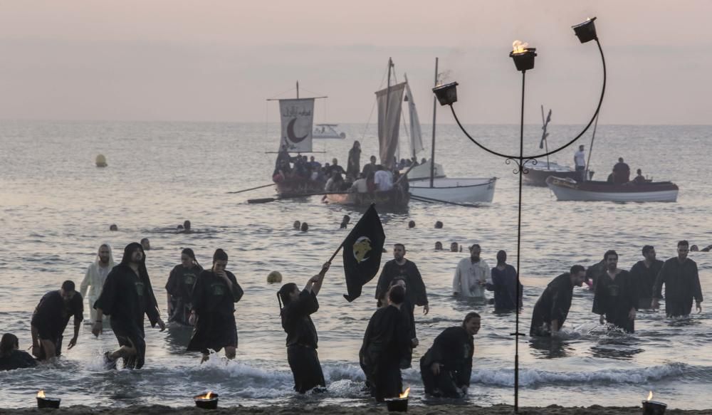 El Desembarco al amanecer da inicio a los Moros y Cristianos de El Campello