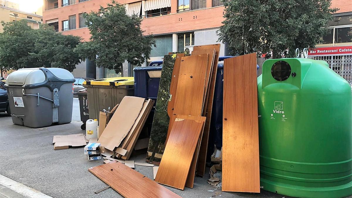 Imatge d'arxiu de restes de mobles abandonades al carrer