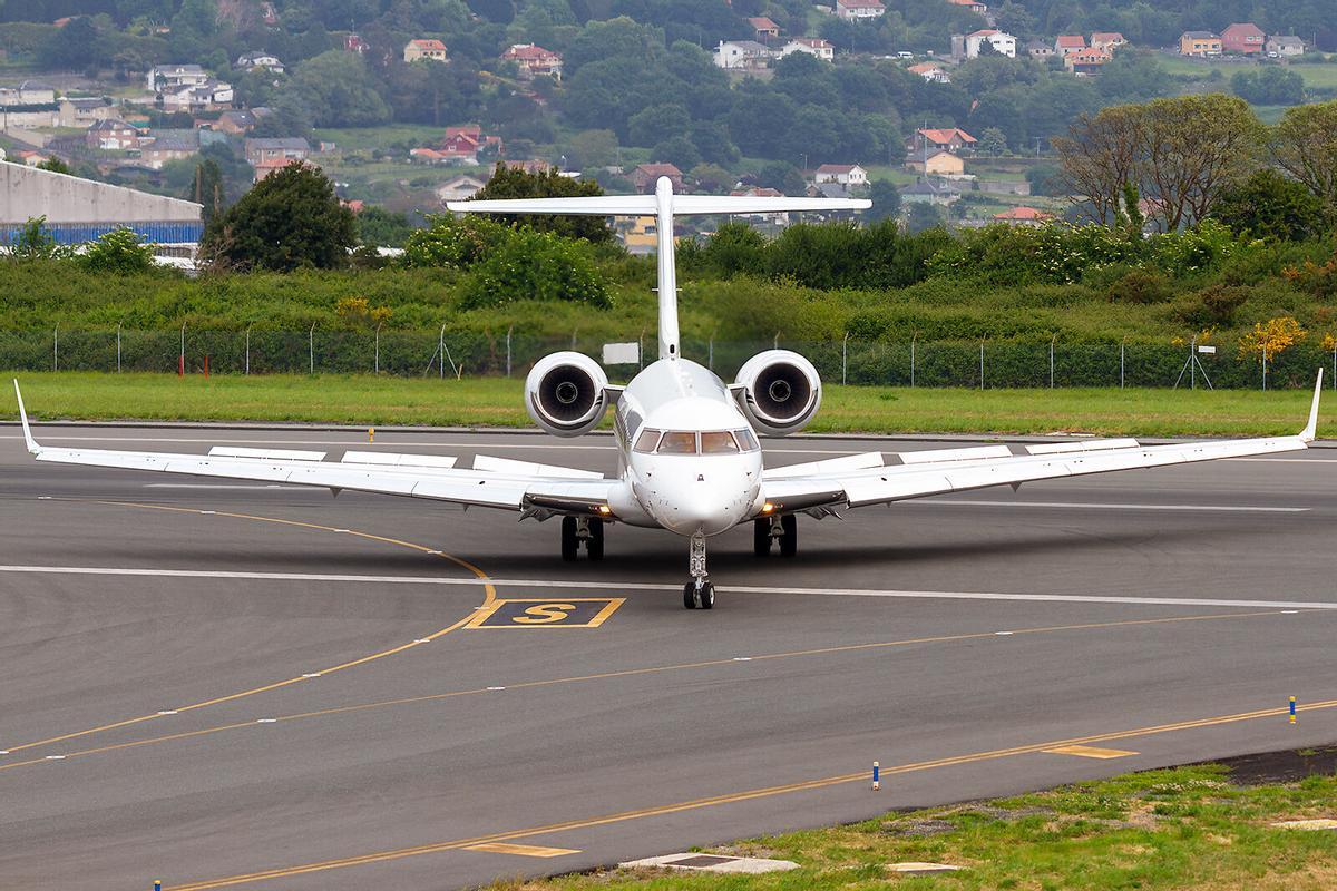 Avión privado en el que Joan Roig ha visitado A Coruña, estacionado en el aeropuerto de Alvedro