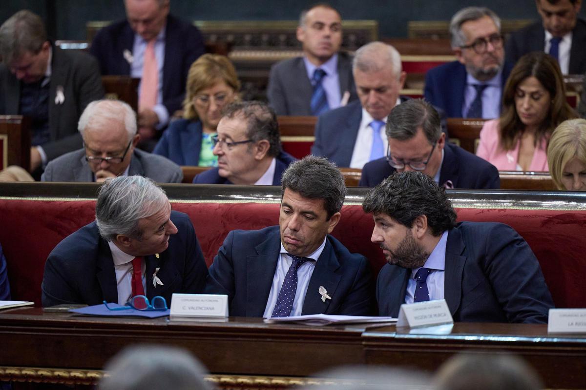 Mazón charla con López Miras y Jorge Azcón en el Senado.