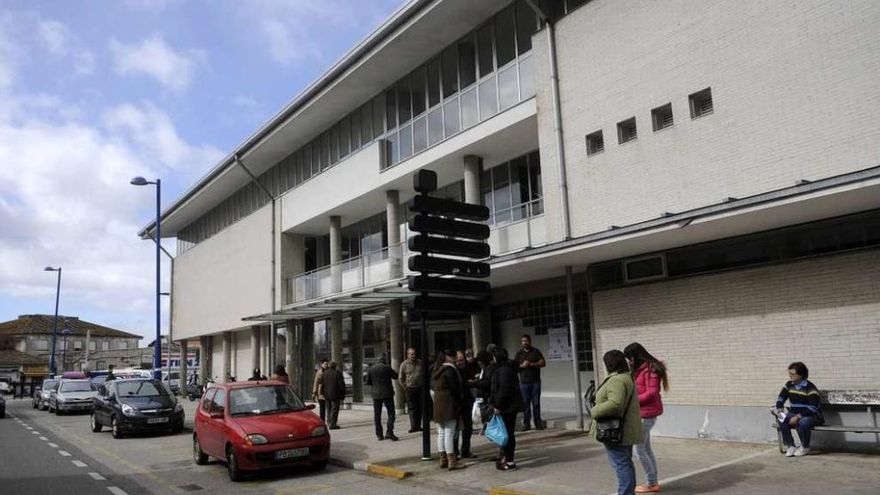 Fachada del centro de salud de Cambados. // Noé Parga
