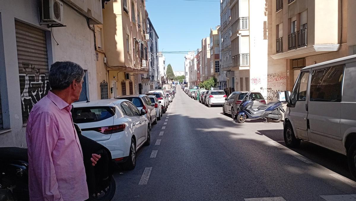 Los vecinos de Proyecto Dignidad para Miraflores de los Ángeles denuncian la mala infraestructura de la calle Segismundo Moret.