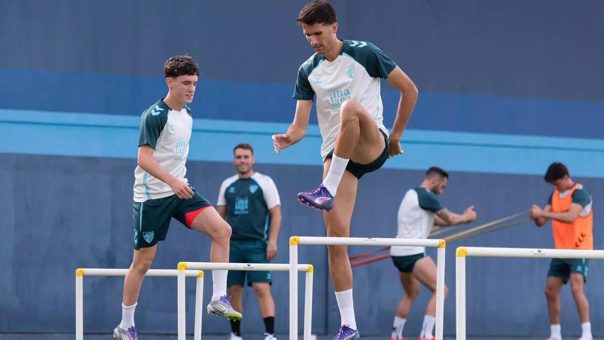 Juanpe y Ochoa, durante el entrenamiento de este jueves en el anexo de La Rosaleda.