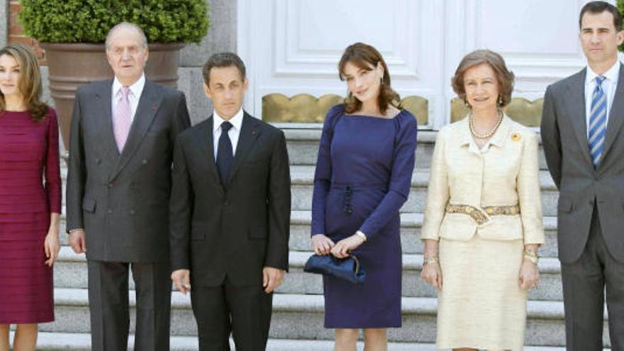 Los Reyes, don Juan Carlos y doña Sofía, junto a los Príncipes de Asturias, posan con el presidente de Francia, Nicolás Sarkozy y su esposa Carla Bruni, que esta mañana iniciaron su primera visita de Estado a España, momentos antes del almuerzo que se ofrecerá en su honor en el Palacio de la Zarzuela.