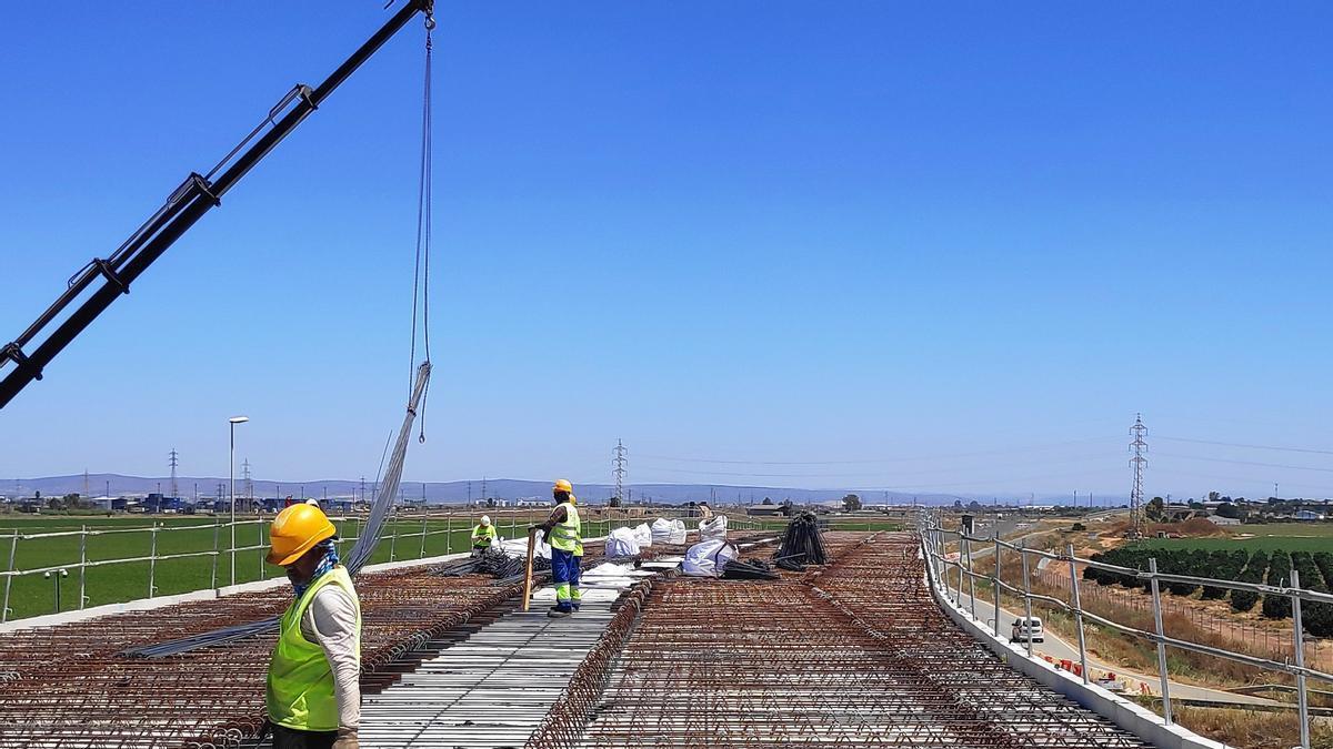 Obras en el tablero del viaducto sobre la SE-20